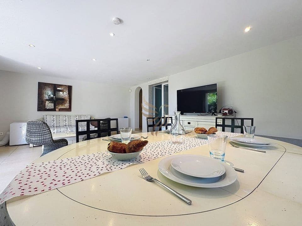 Table à manger propice aux longs repas en famille ou entre amis. Profitez de l’espace pour vos moments de détente ou discussions animées après dîner.