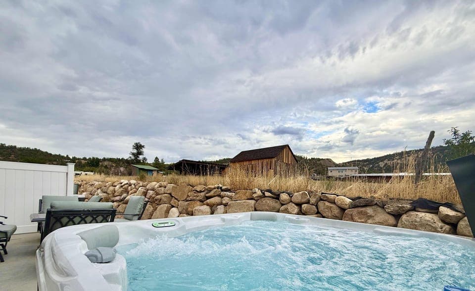 Each side of Glendale Getaway has it's own private patioi and private hot tub! Relax and unwind after a day exploring the nearby national parks with a soak in the hot tub while you enjoy incredible stargazing from Southern Utah's dark skies.