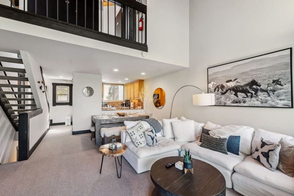 Spacious, open floor plan with stunning views