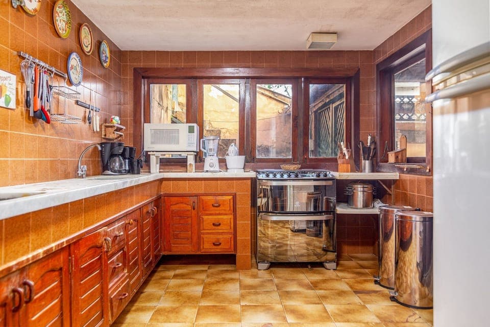 Deluxe Villa | Private kitchen | Fridge, microwave, coffee/tea maker, cookware/dishes/utensils