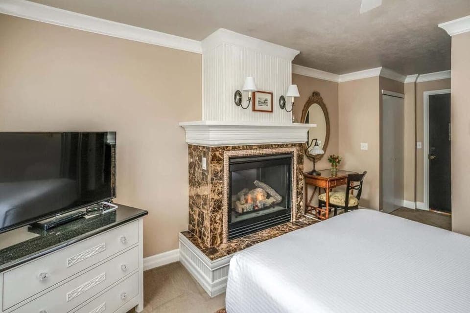 Unit with Queen size bed