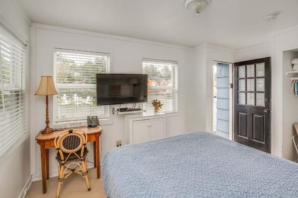 Unit with Queen size bed