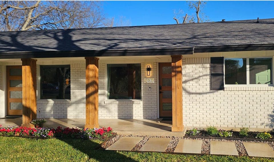 Welcome to your home away from home. Centrally located in Old Downtown. 