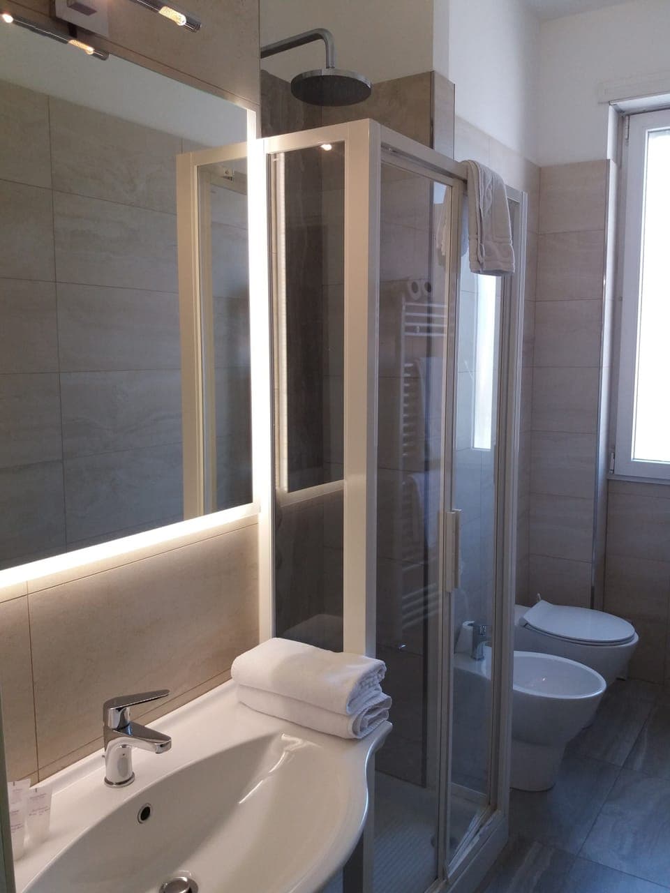 Quadruple Room | Bathroom | Free toiletries, hair dryer, bidet, towels