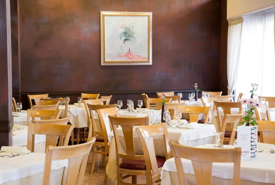 Breakfast, lunch, dinner served; Italian cuisine 