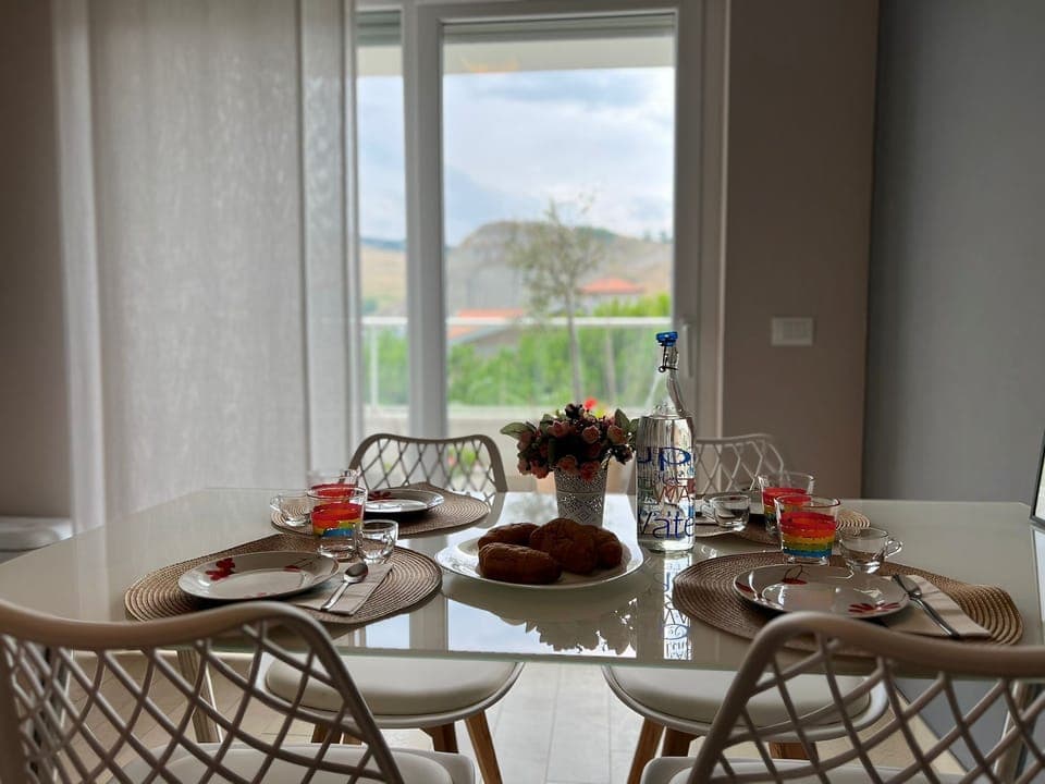 Enjoy your meals with a beautiful view to the hills. The tableware is provided.