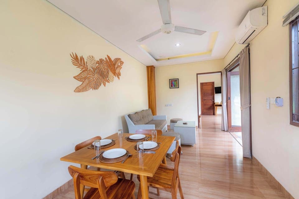 Deluxe Villa, Pool View | Dining room