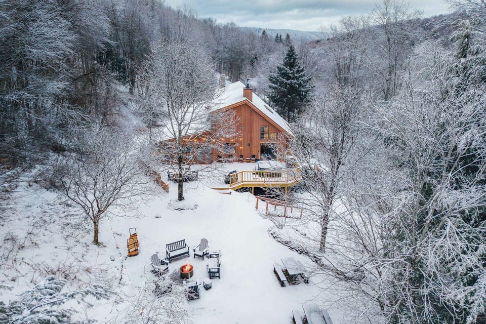 Evenings like this don’t happen by accident—quiet woods, crackling fire, and a sky full of stars.