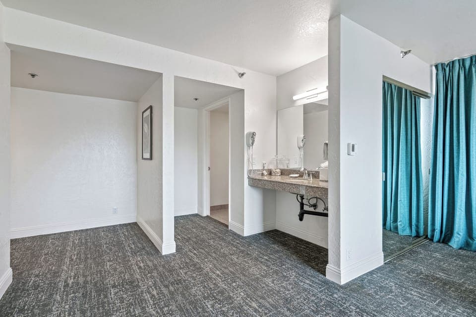 Laptop workspace, blackout drapes, iron/ironing board, free WiFi