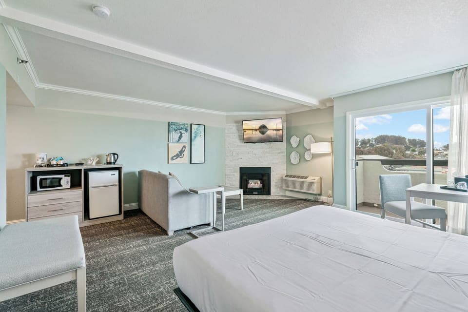 Standard Room, 1 King Bed, Balcony | Laptop workspace, blackout drapes, iron/ironing board, free WiFi