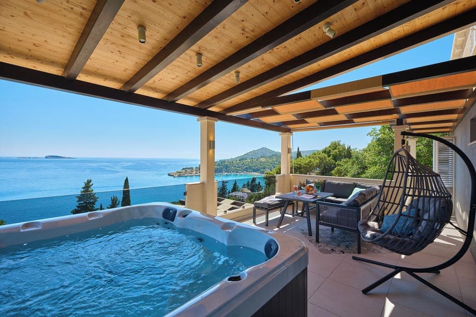 Balcony wih a hot tub