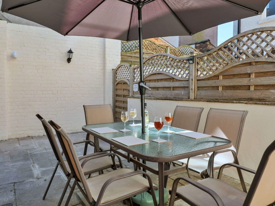 Shade, Mountain Range, Outdoor Structure, Eco Hotel, Deck, Outdoor Furniture, Garden, Chair, Landscaping, Hardwood