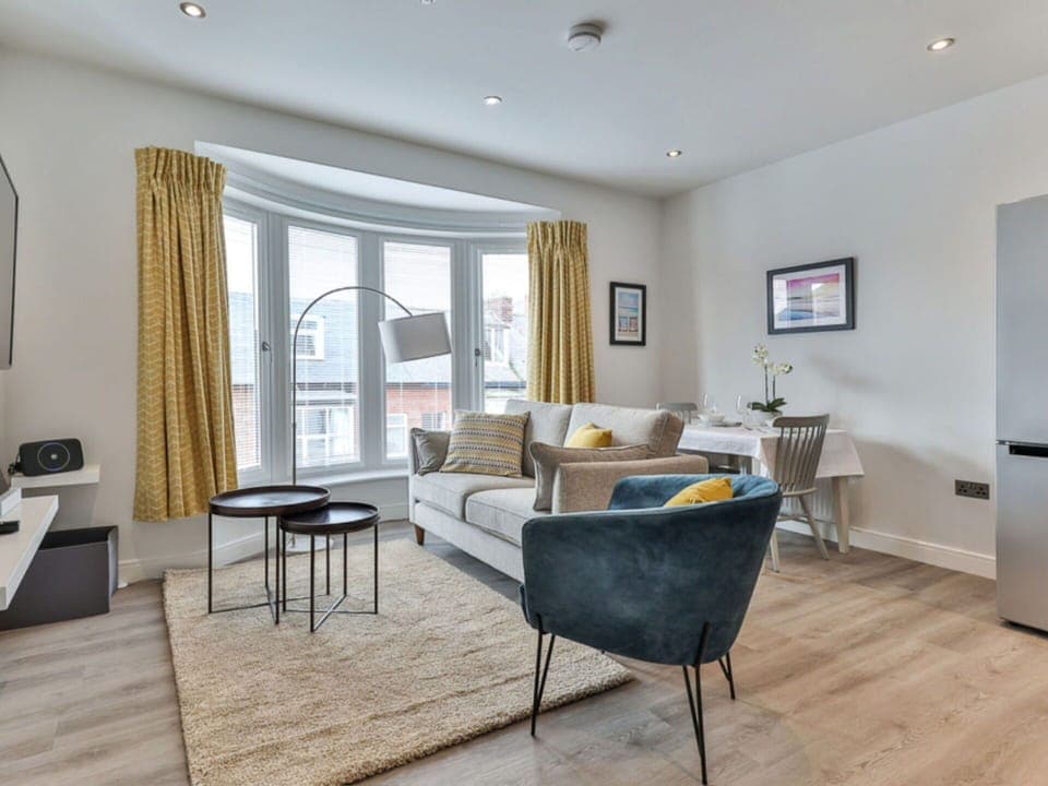 Shade, Mountain Range, Outdoor Structure, Eco Hotel, Deck, Outdoor Furniture, Garden, Chair, Landscaping, Hardwood