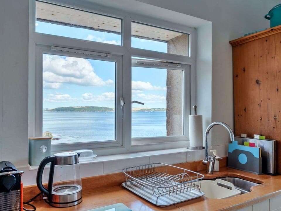 Plumbing Fixture, Kitchen Sink, Tap, Sink, Interior Design, Countertop, Kitchen, Plumbing, Glass, Room