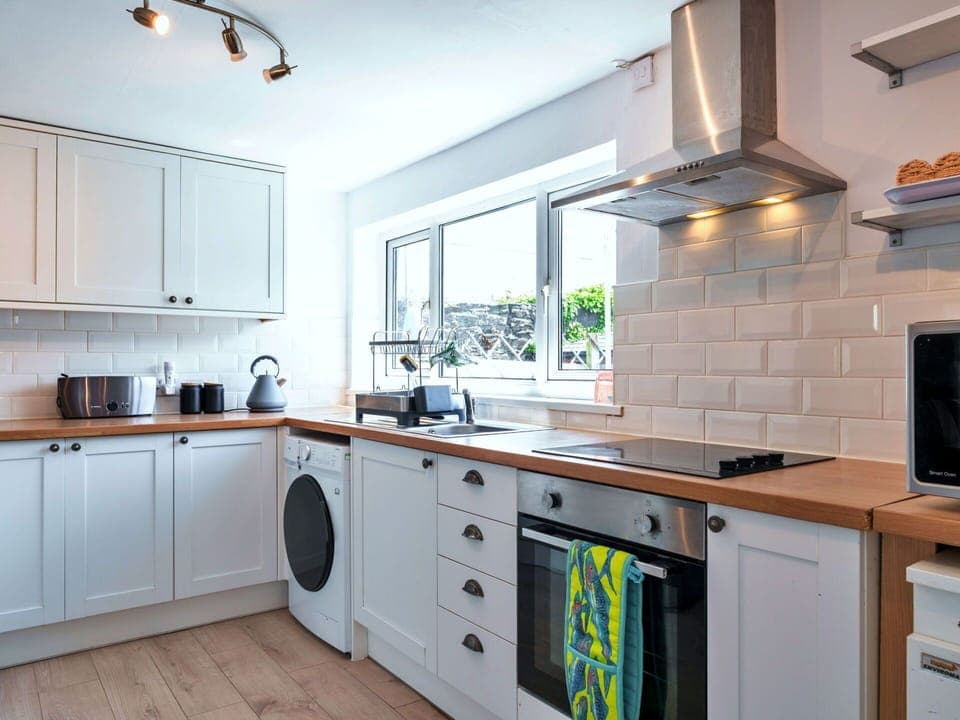 Kitchen, Kitchen Appliance, Countertop, Interior Design, Major Appliance, Cabinetry, Flooring, Home Appliance, Wood, Kitchen Stove