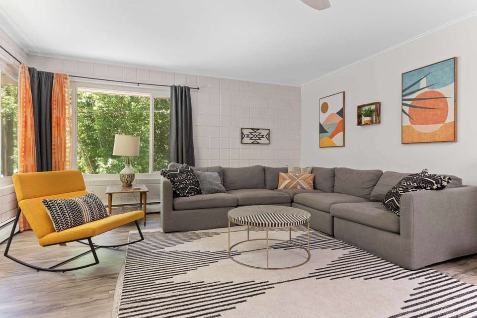 Tastefully decorated with whimsy and joy, Forestville Oasis is your Russian River destination. 