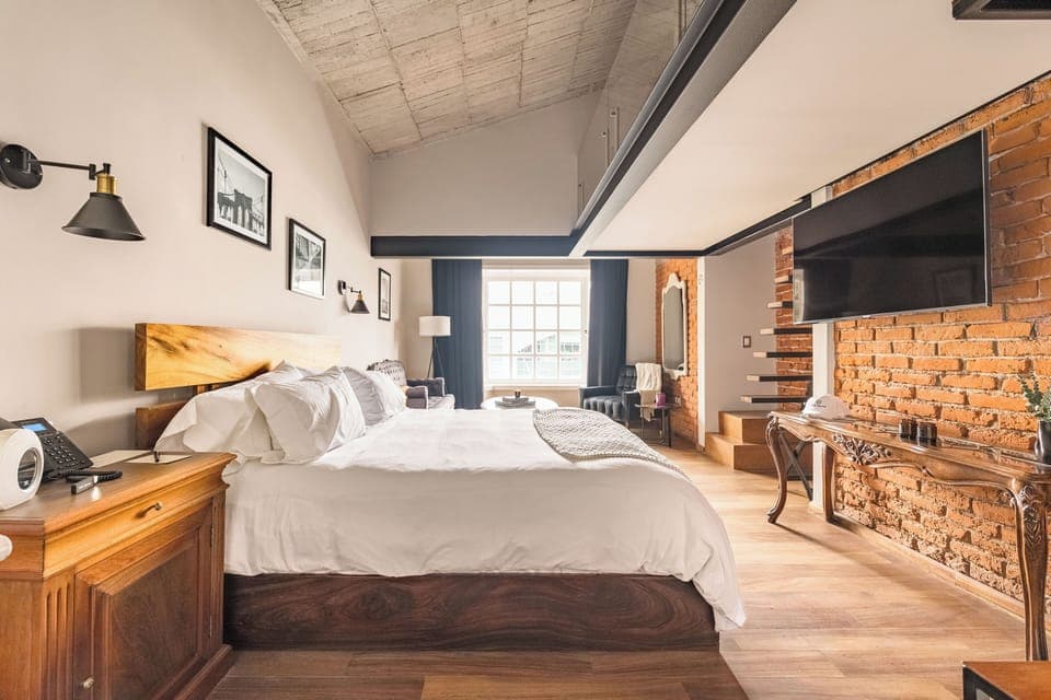 Duraznos King Suite | Premium bedding, down comforters, minibar, in-room safe