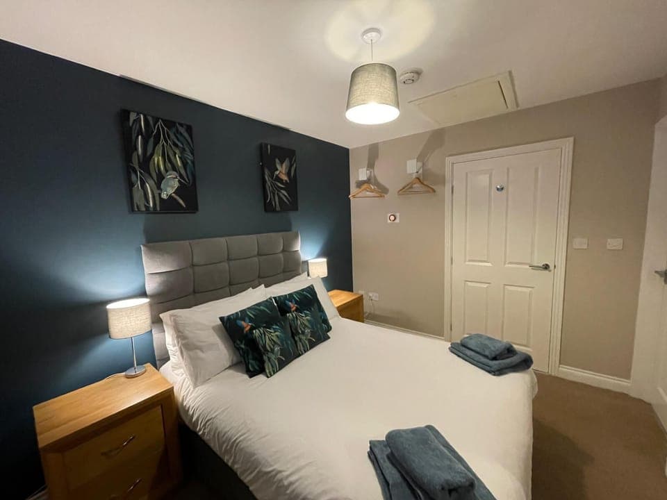 Large double bedroom with ensuite shower room