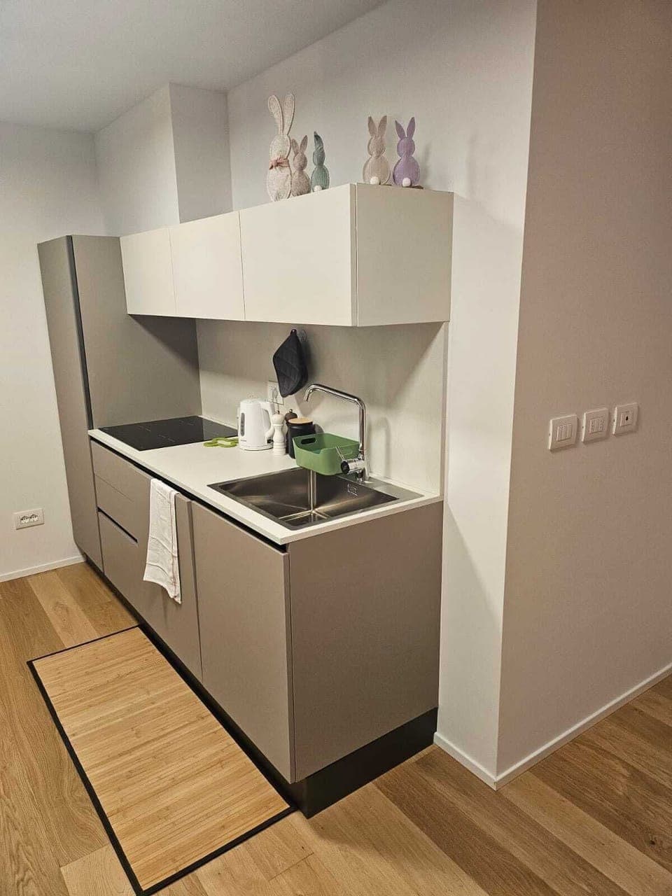 Superior Townhome, City View | Private kitchen | Full-size fridge, stovetop, dishwasher, electric kettle