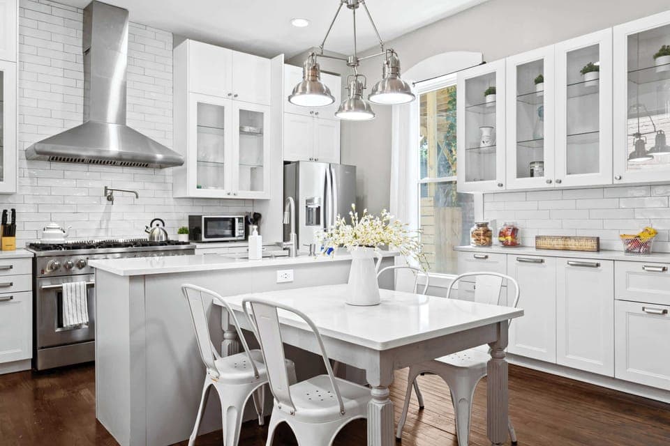 Kitchen: Modern, bright, and ready for your gourmet creations. Enjoy our spacious kitchen!