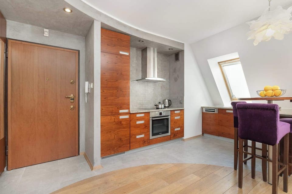 Aneks kuchenny z meblami na wymiar oraz nowoczesnymi sprzętami AGD.