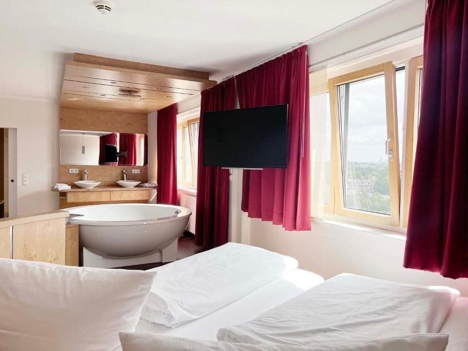 Suite | Desk, free WiFi, bed sheets