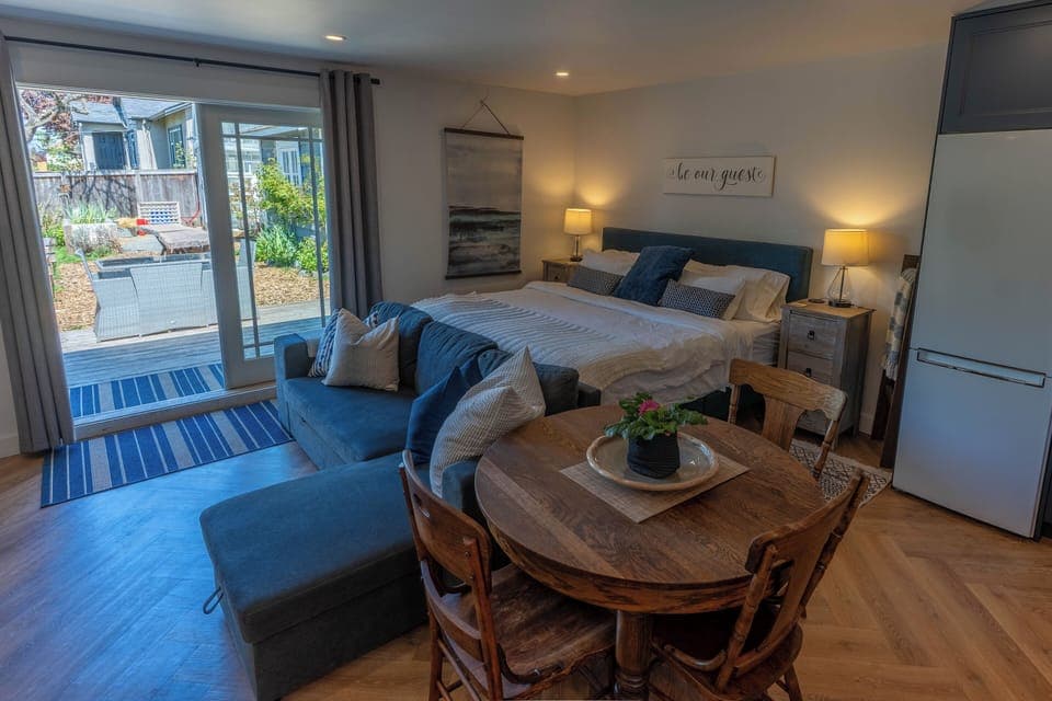 Cozy Garden Cottage with studio layout.