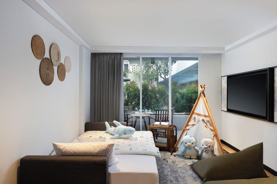 King Deluxe Family Room | Minibar, in-room safe, desk, laptop workspace