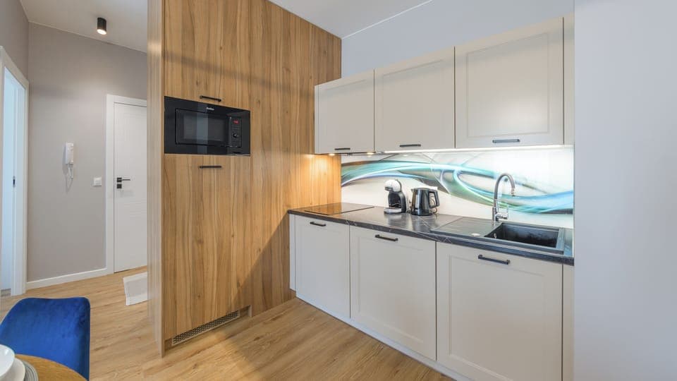 Apartament (21) | Private kitchen | Fridge, stovetop, electric kettle, cookware/dishes/utensils