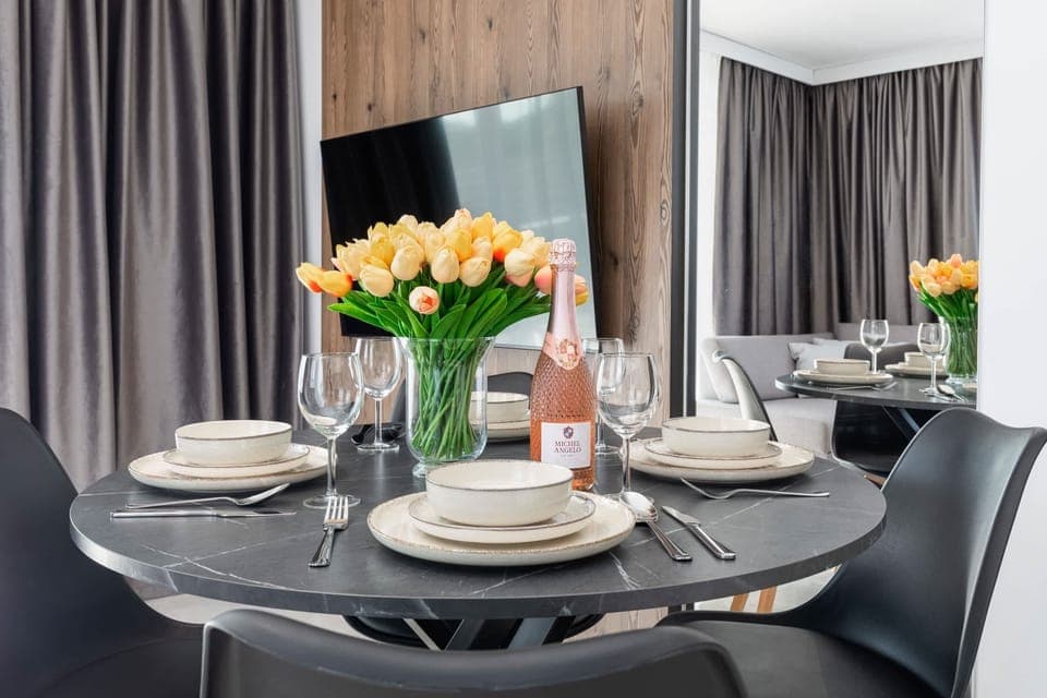 Decorative details in the apartment. 