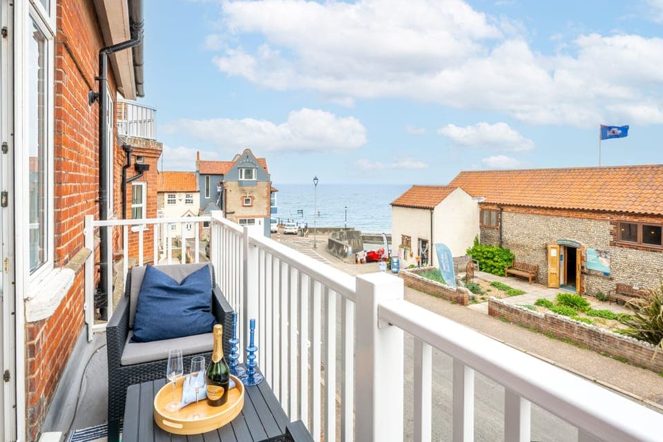 The Look Out (Sheringham): A super stylish first floor apartment with views of Sheringham's stunning Blue Flag beach from the balcony