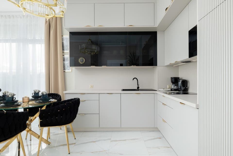 Modern, fully equipped kitchenette. 