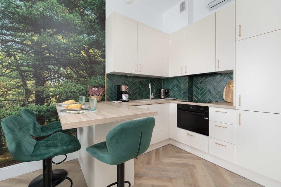 Fully equipped kitchenette. 