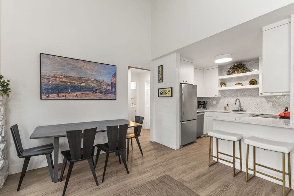 Dining Area | Kitchen