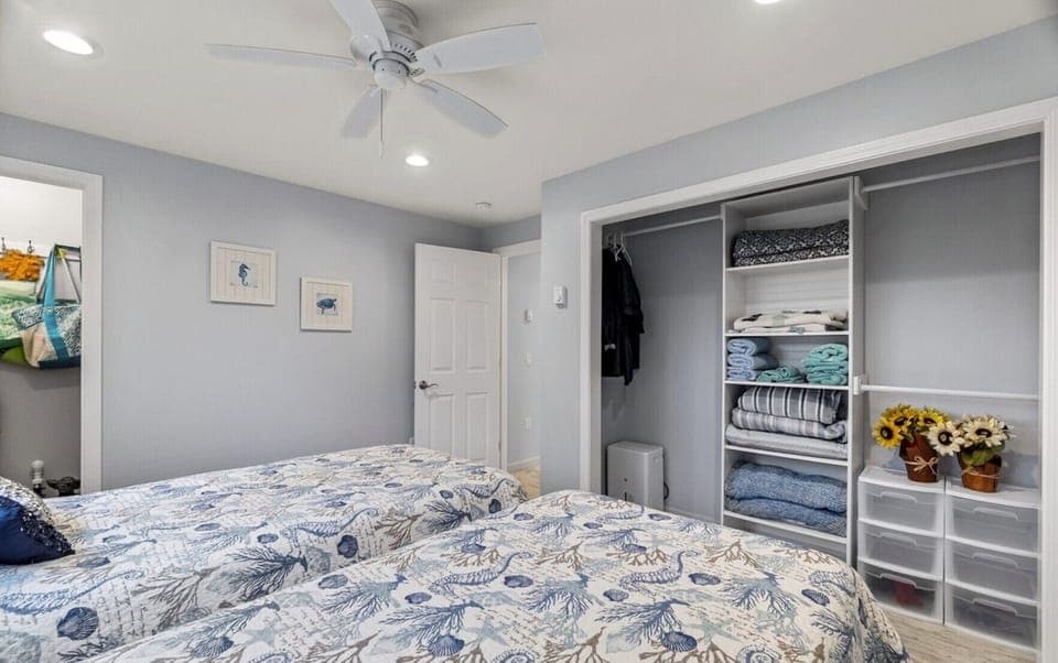 Twin bedroom with large closet