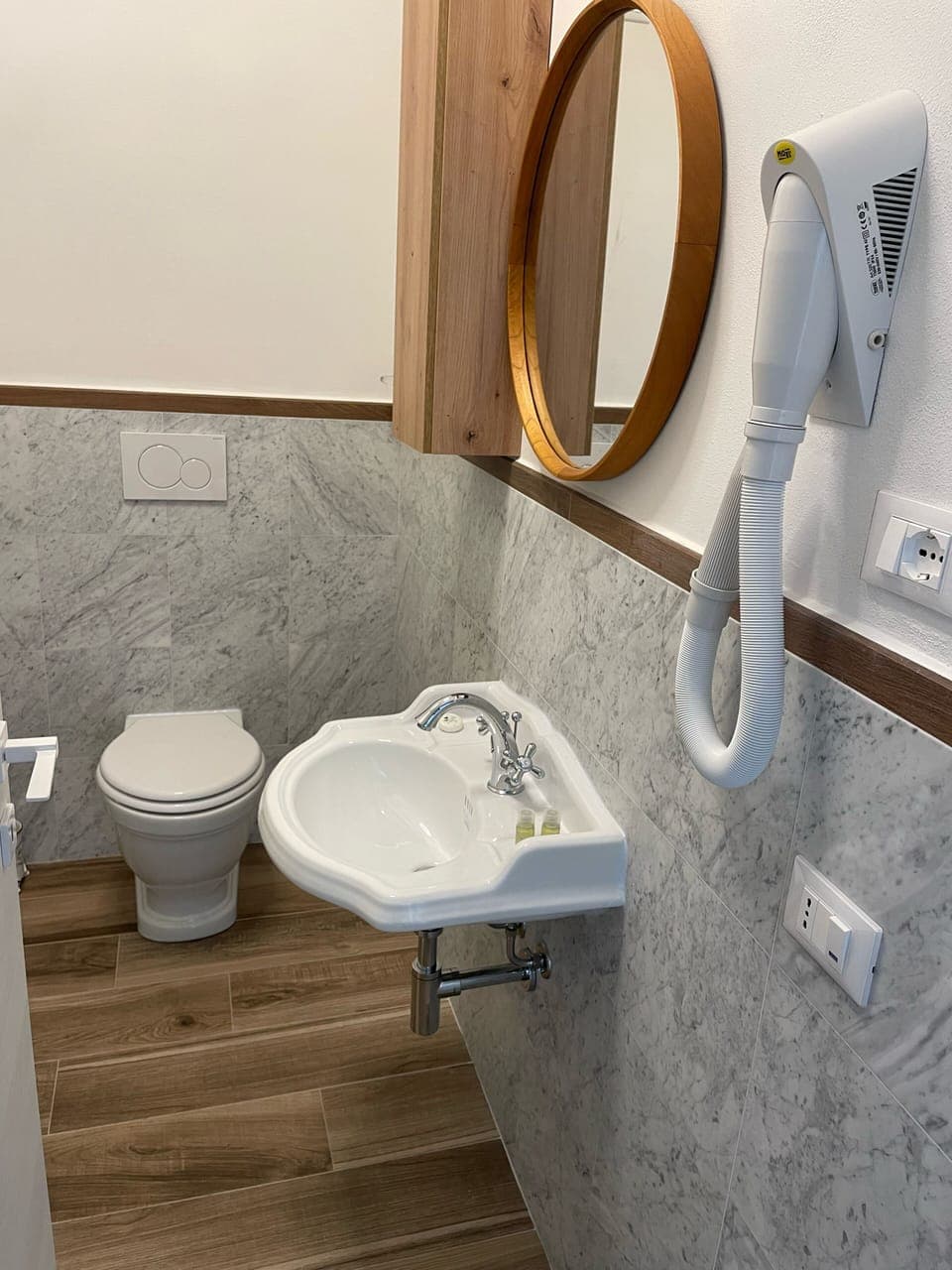 Single Room | Bathroom | Shower, hair dryer, towels, toilet paper