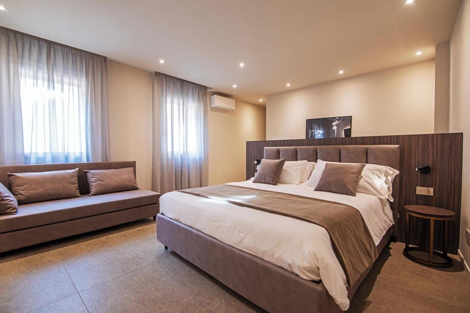 Junior Suite | Egyptian cotton sheets, premium bedding, down comforters