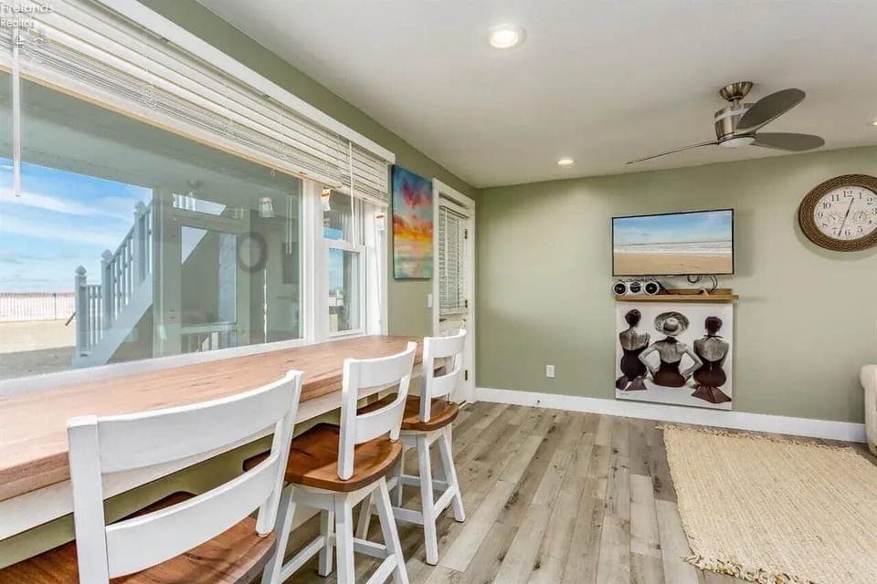 Table extends to full dining room table 