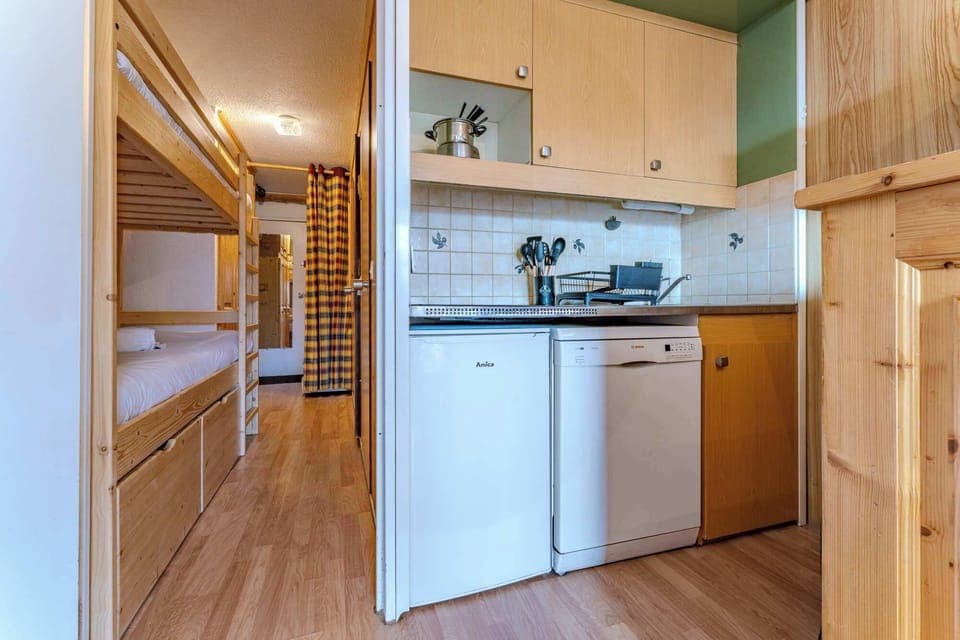 Compact and well-equipped kitchen for hearty meals in Val Thorens – recharge after skiing through the breathtaking 3 Vallées slopes.