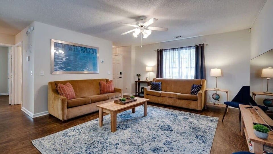 Bright and comfortable living room to relax, watch TV, or spend time together after a day out.