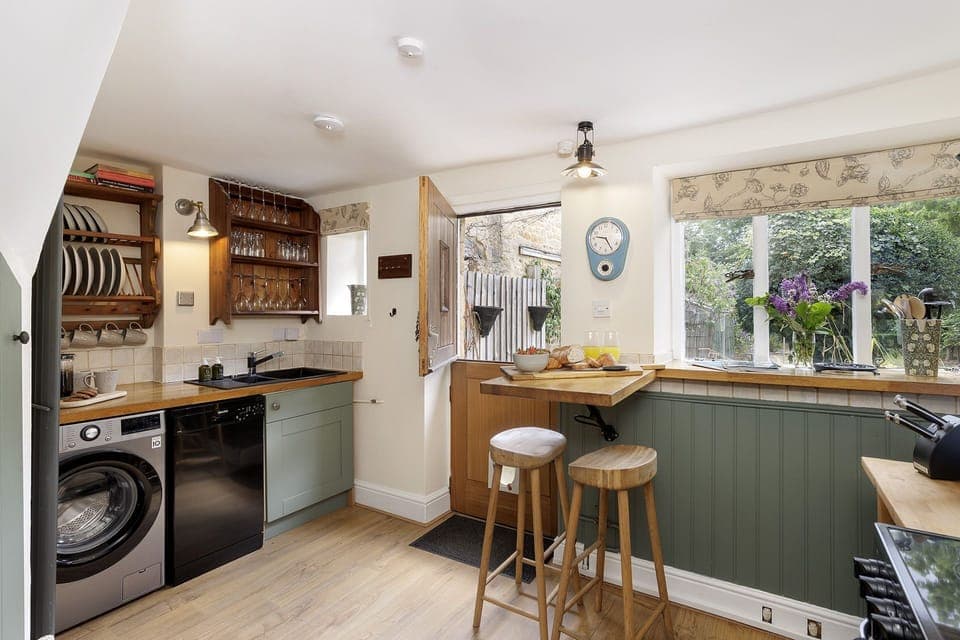 Izods Cottage Kitchen - StayCotswold