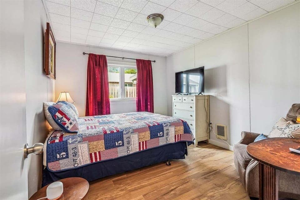 2nd bedroom with queen bed at Cape Escape