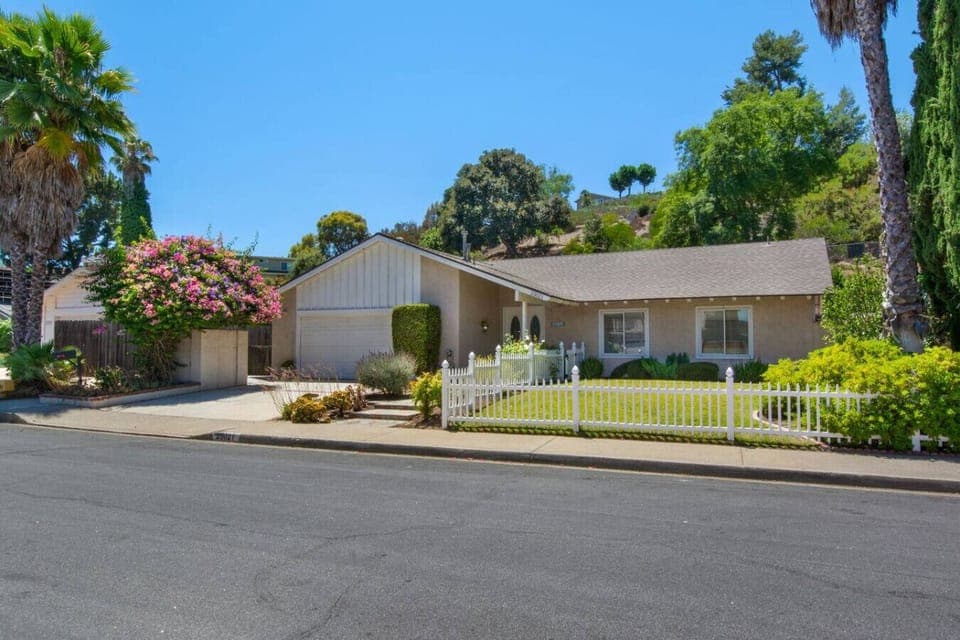 ultiple parking options available including a 2-car garage, large driveway, and parking directly in front of the house.