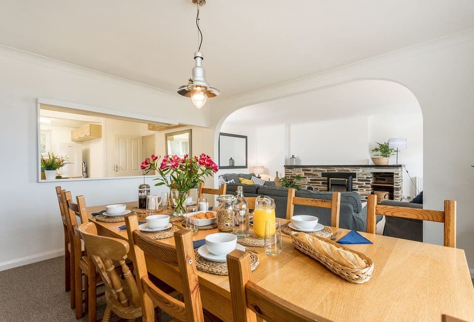 Boskenna, Boscastle: Enjoy shared meals and cherished moments in this open-plan dining space, designed for family and friends.