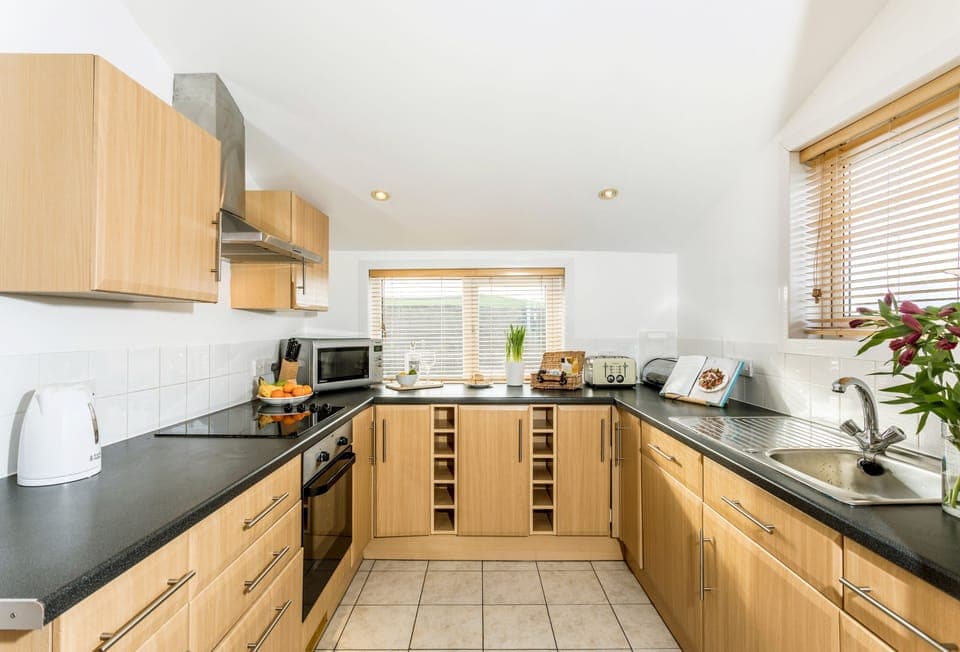 Bay View, Port Isaac: A spacious, well-equipped kitchen perfect for cooking family favourites.