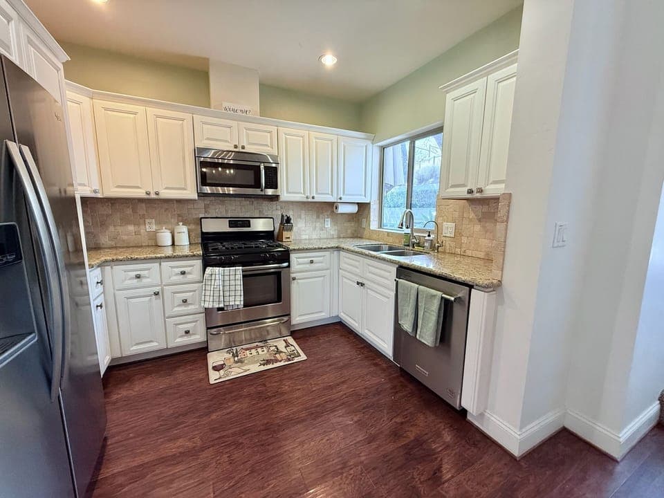 House, Multiple Beds, Patio, Garden View (Filbert Reserve) | Private kitchen | Fridge, microwave, oven, stovetop