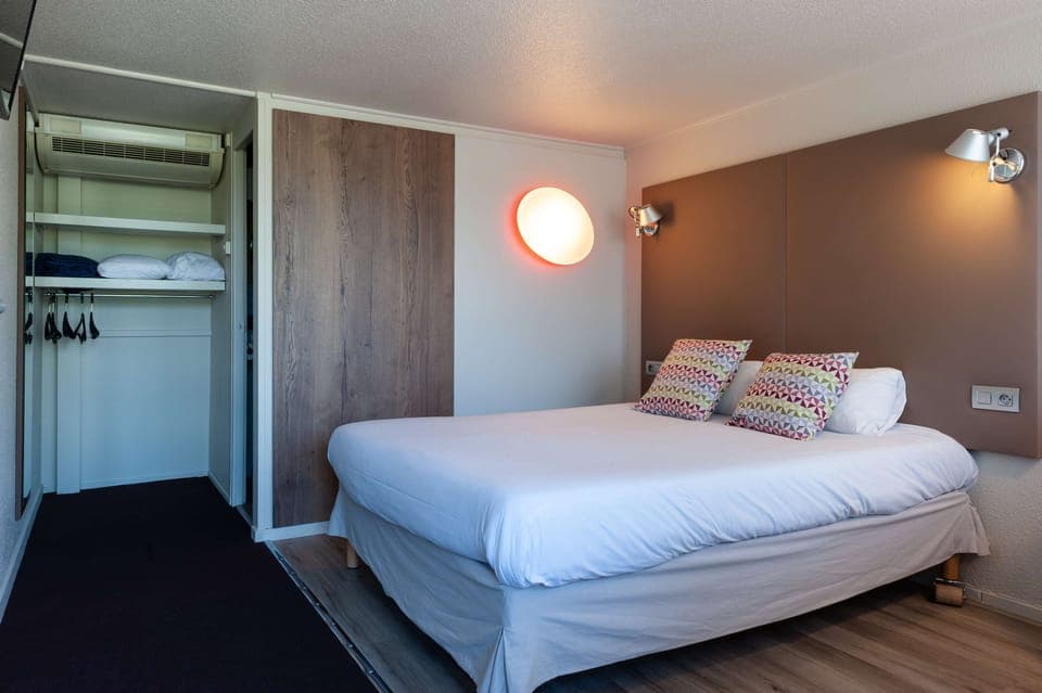 Individually furnished, desk, iron/ironing board, free WiFi