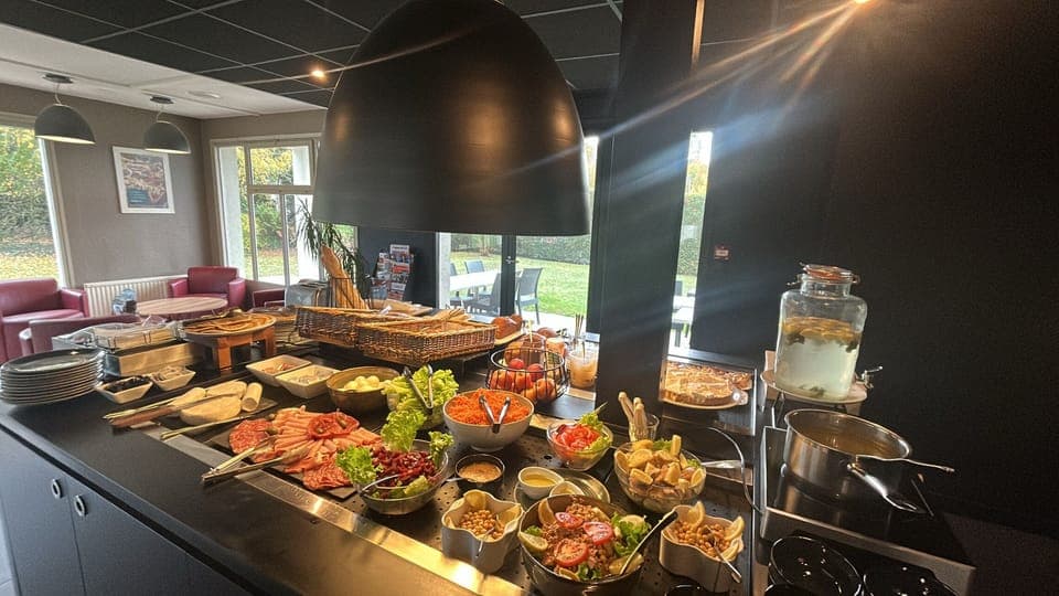 Breakfast and dinner served, French cuisine