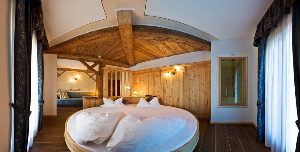 Minibar, in-room safe, desk, laptop workspace