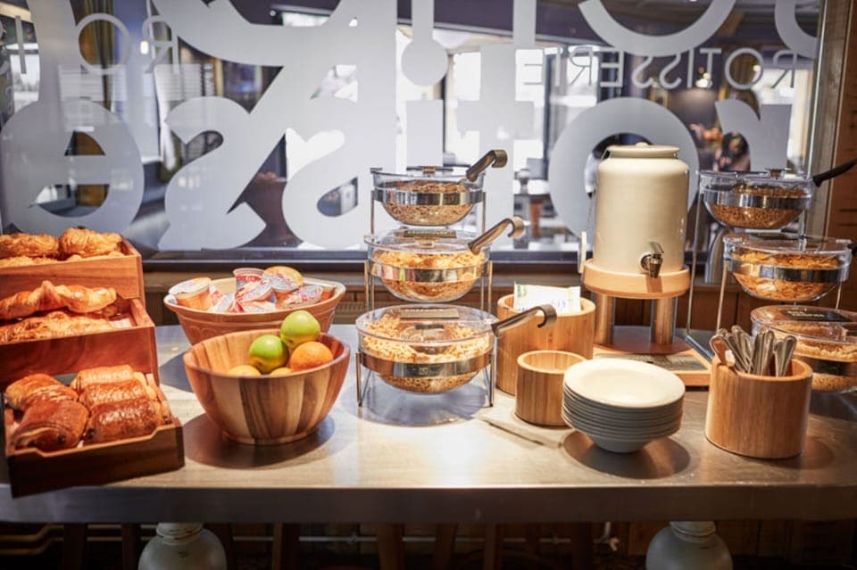 Daily full breakfast (GBP 8.25 per person)